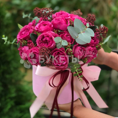 Шляпная коробка с пионовидной розой "Малинка"