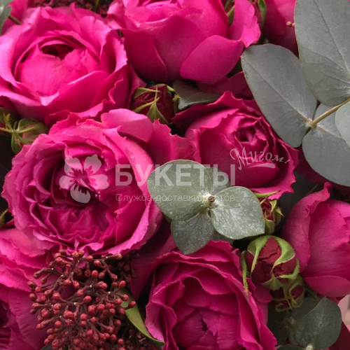 Шляпная коробка с пионовидной розой "Малинка"