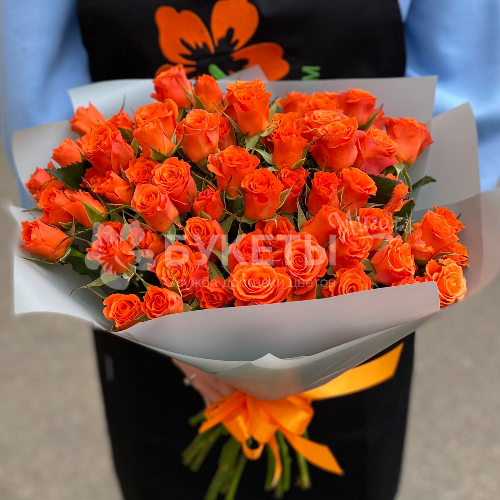 Букет из оранжевых кустовых роз