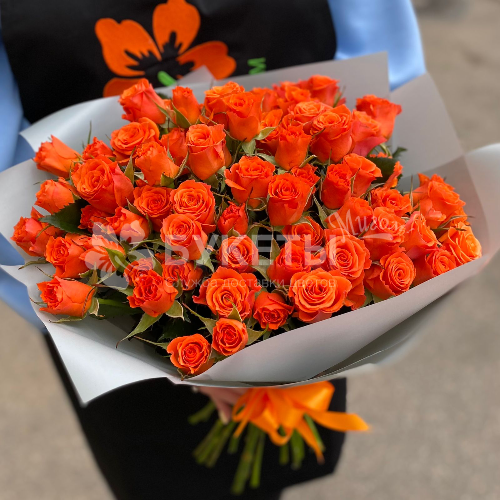 Букет из оранжевых кустовых роз