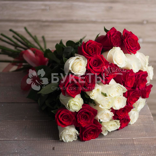Букет из 35 красных и белых роз (Эквадор)
