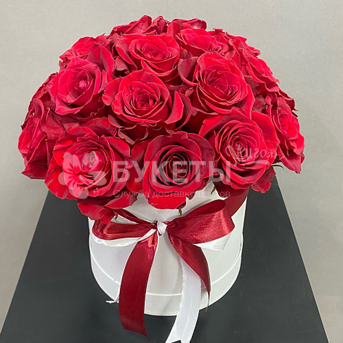 15 красных роз "Эквадор" в белой шляпной коробке