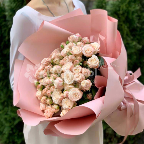 Букет из кустовых пионовидных роз "Мадам Бомбастик"