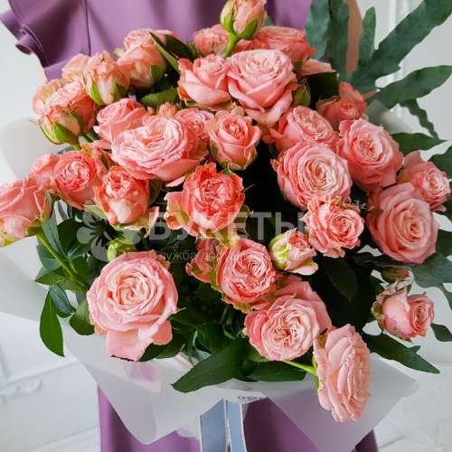 Букет из 9 кустовых пионовидных роз