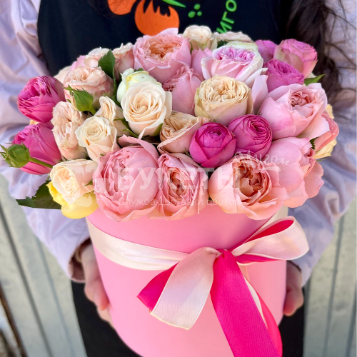 15 пионовидных роз в розовой шляпной коробке