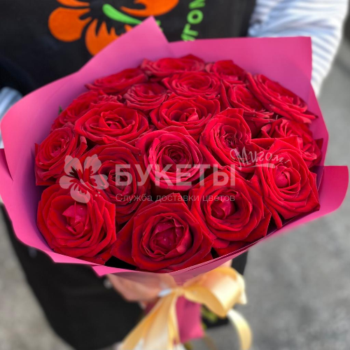Букет из 19 красных роз "Ред Наоми" 40 см