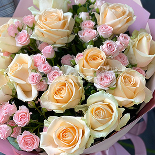 Букет из персиковых роз и розовых кустовых роз