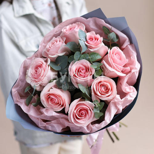 Букет из 9 розовых роз Premium с эвкалиптом