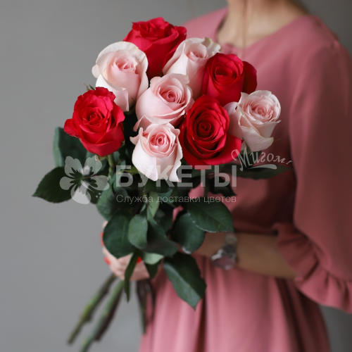 Букет из 9 высоких красно-розовых роз 70 см