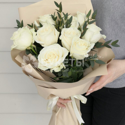 Букет из 9 белых крупных роз и зелени