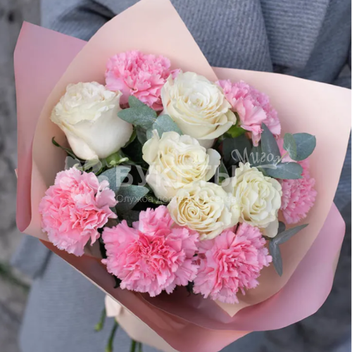 Букет из белых роз и розовых гвоздик