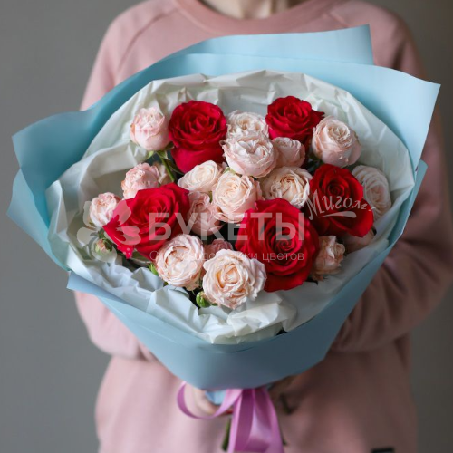 Букет из 5 красных роз и нежных кустовых роз