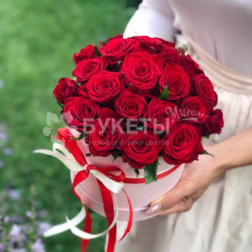 21 красная роза в розовой шляпной коробке