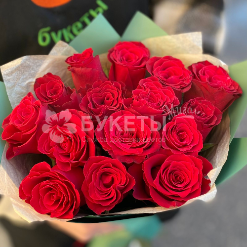 Букет из 15 красных роз "Родос"