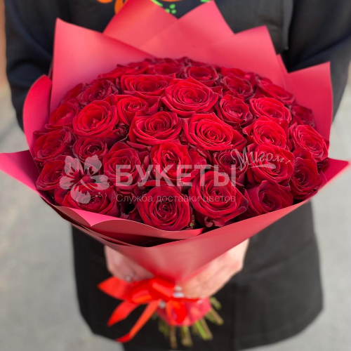 Букет из 35 красных роз "Ред Наоми" 40 см