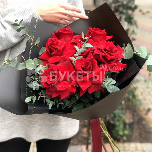 Букет из 7 красных французских роз с эвкалиптом