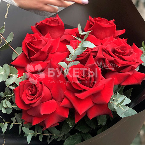 Букет из 7 красных французских роз с эвкалиптом