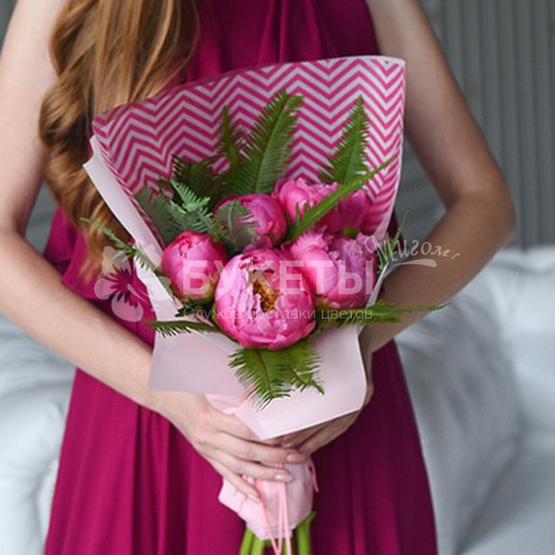 Букет из 5 коралловых пионов