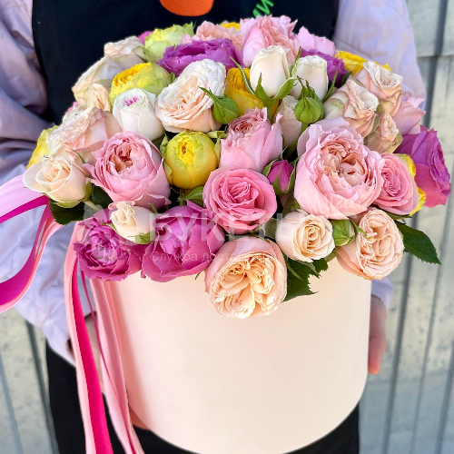 19 пионовидных роз в бежевой шляпной коробке