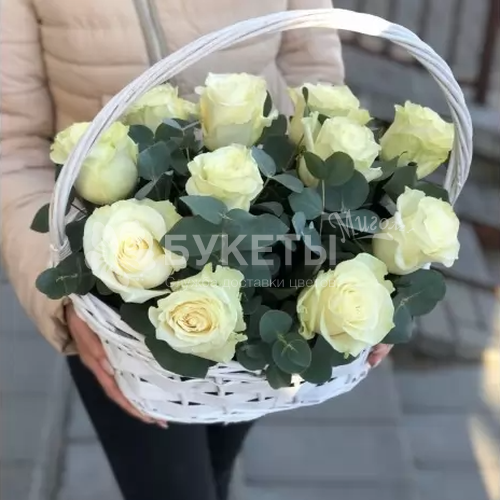 Корзина из 11 белых роз Premium и эвкалипта