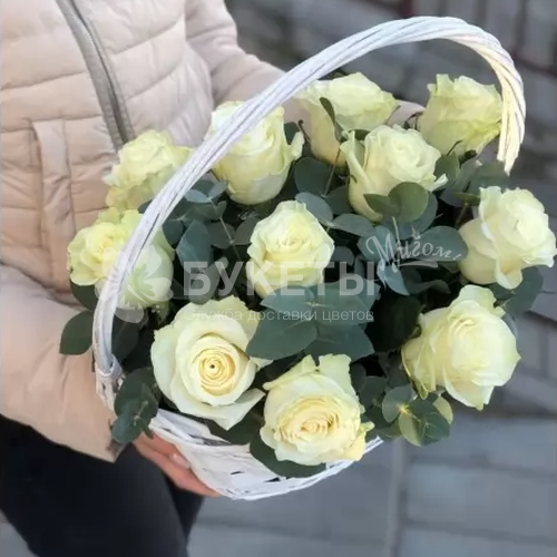 Корзина из 11 белых роз Premium и эвкалипта
