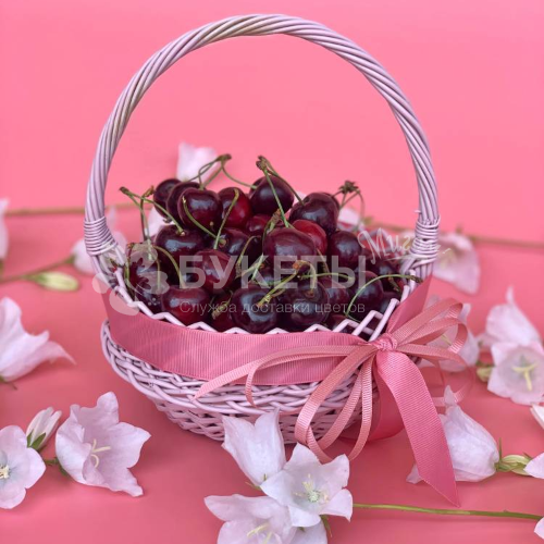 Фруктовая корзина с черешней