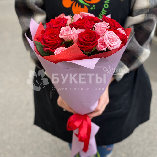 Букет из кустовых и одноголовых роз 60 см