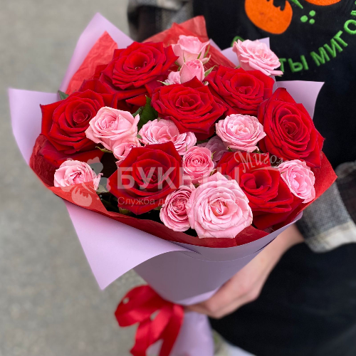 Букет из кустовых и одноголовых роз 60 см