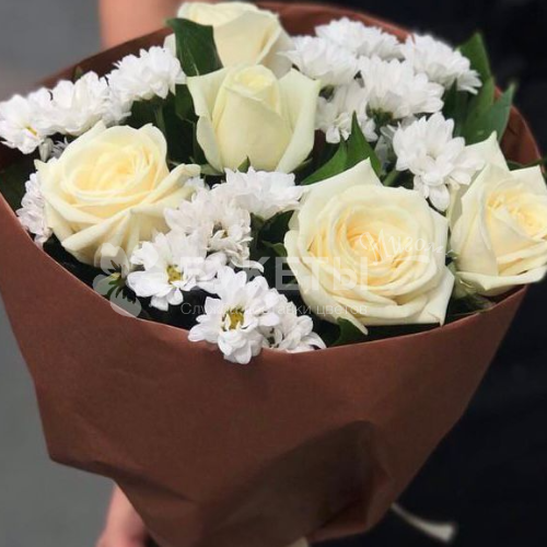 Букет из белых роз и кустовых хризантем "Бакарди"