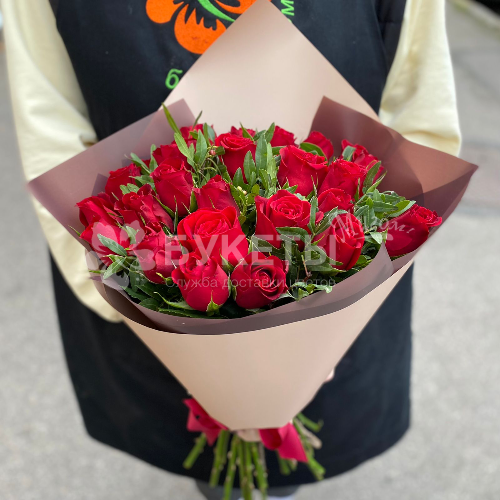 Букет из 19 красных роз "Кения" и фисташки