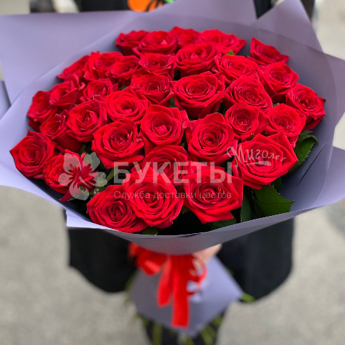 Букет из 35 красных роз "Ред Шарм"