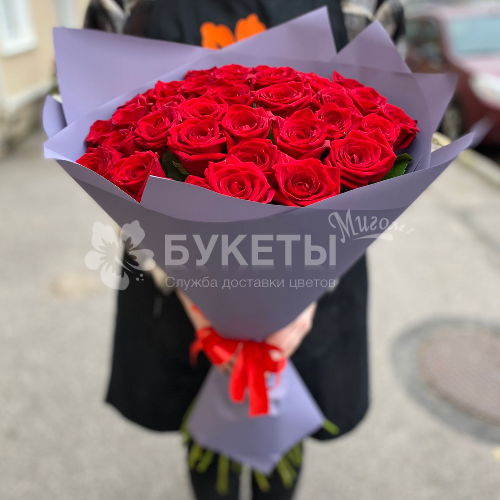 Букет из 35 красных роз "Ред Шарм"