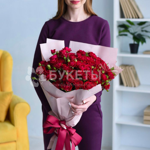 Букет из 19 красных кустовых высоких роз