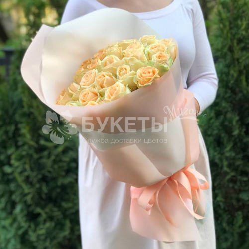 Букет из 25 персиковых роз