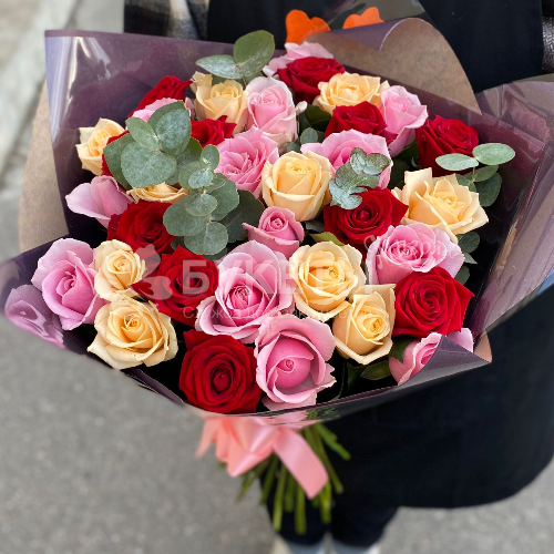 Букет из 35 роз в нежных тонах