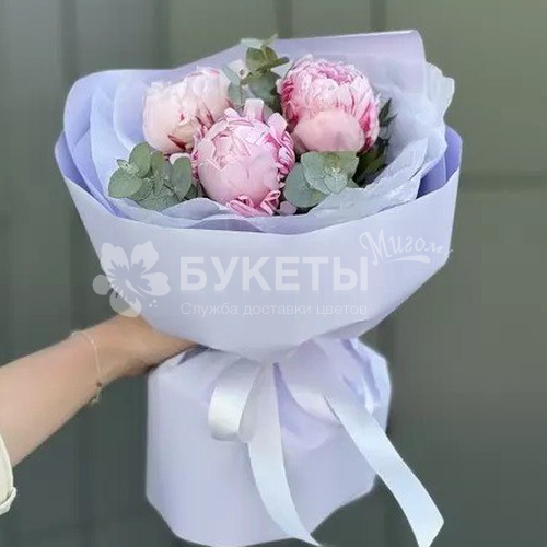 Букет из 3 розовых пионов и эвкалипта