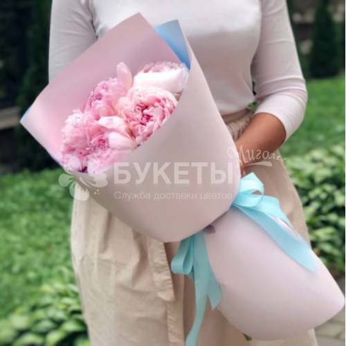 Букет из 5 розовых пионов в дизайнерской упаковке