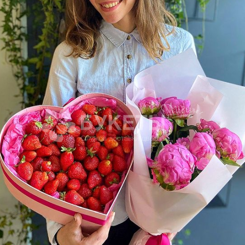 7 розовых пионов и коробка с клубникой в форме сердца