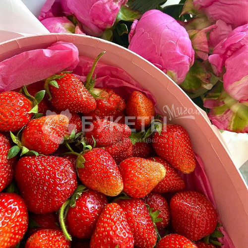 7 розовых пионов и коробка с клубникой в форме сердца