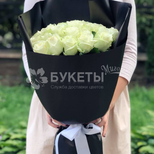 Букет из 25 белых роз "Эквадор"