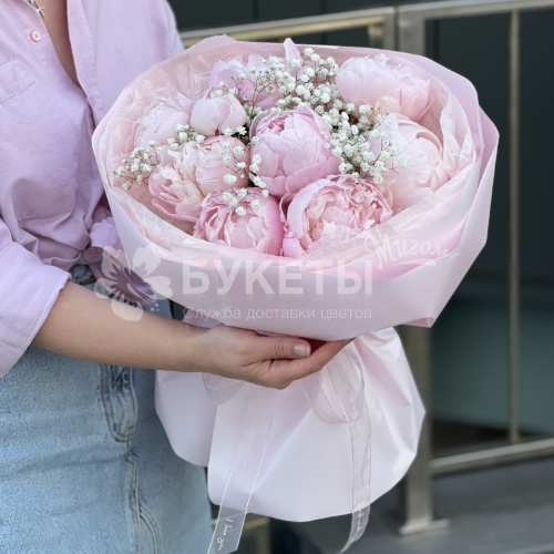 Букет из 9 розовых пионов и белой гипсофилы