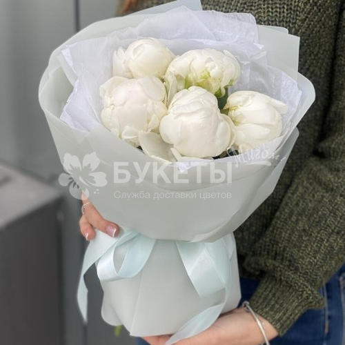 Букет из 5 белых пионов