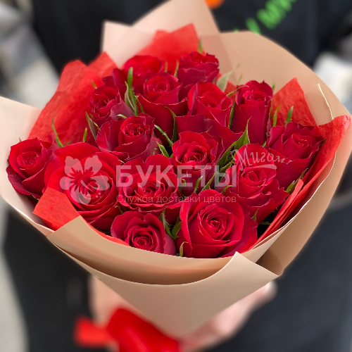 Букет из 15 красных роз "Кения"