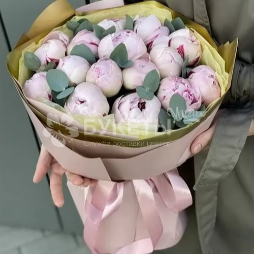 Букет из 15 розовых пионов и эвкалипта в нежной упаковке