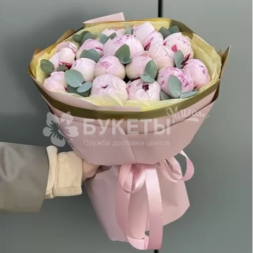 Букет из 15 розовых пионов и эвкалипта в нежной упаковке