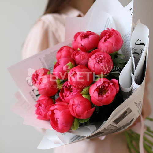 Букет из коралловых пионов
