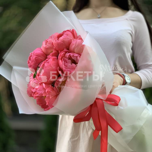 Букет из 9 коралловых пионов