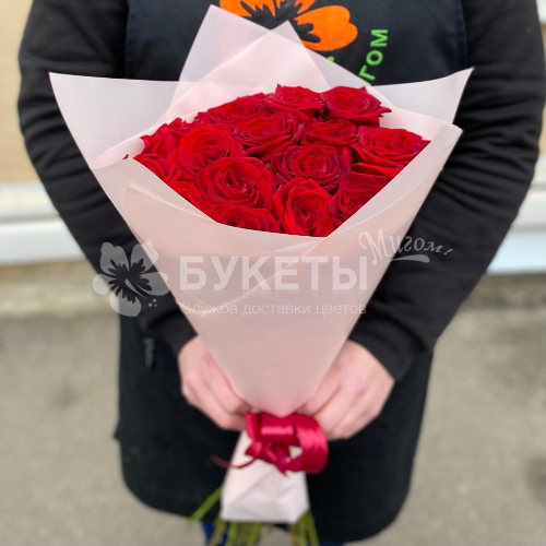 Букет из 15 красных роз "Ред Шарм"
