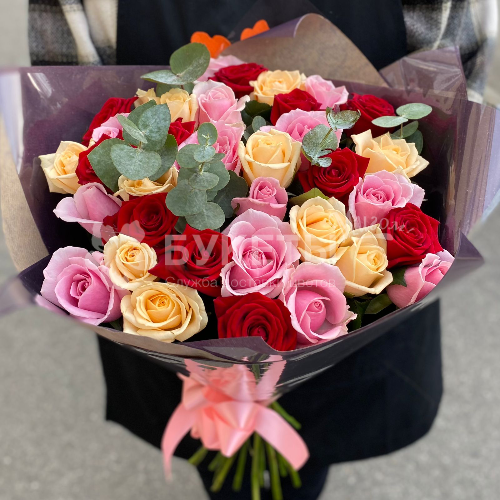 Букет из 35 роз в нежных тонах