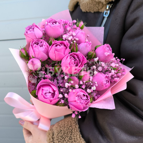 Букет из пионовидных роз и гипсофилы